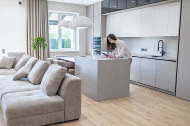 Modern bir evin içindeki kadın.