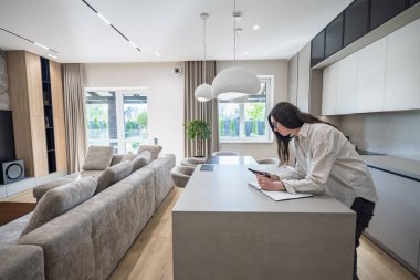 Modern bir evin içindeki kadın.