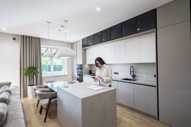 Modern bir evin içindeki kadın.