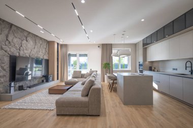 Modern bir evin içindeki kadın.