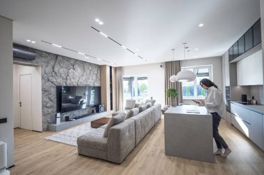 Modern bir evin içindeki kadın.