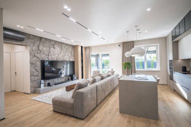 Modern bir evin içindeki kadın.