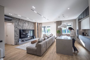 Modern bir evin içindeki kadın.