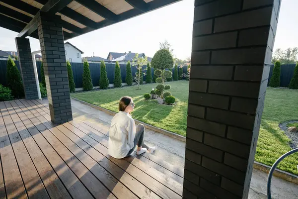 Modern bir evin içindeki kadın.