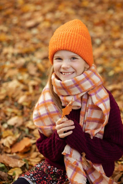 Portret Radosnej Dziewczyny Wieku Szkolnym Ciepłym Kapeluszu Szaliku Przytulnym Swetrze — Zdjęcie stockowe