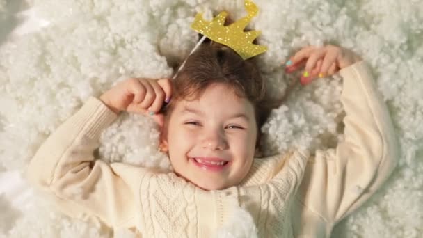 Sevimli Küçük Kız Oyuncak Prenses Tacını Tutan Beyaz Yastık Dolgusu — Stok video