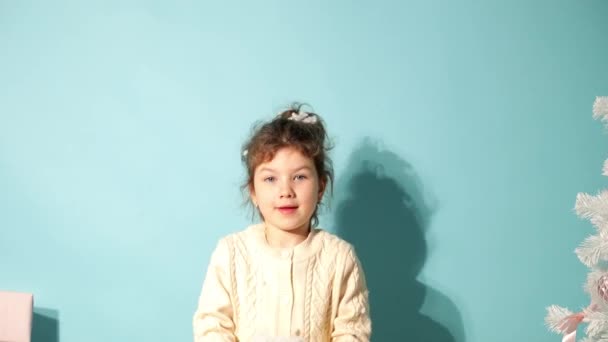 Веселая Маленькая Девочка Прыгает Выбрасывает Искусственный Белый Снег Затем Исчезает — стоковое видео