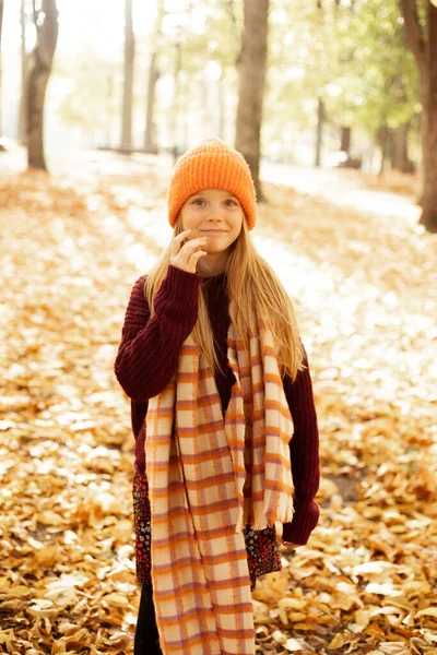 Retrato Menina Idade Escolar Sorridente Isolado Fundo Floresta Amarela Ensolarada — Fotografia de Stock