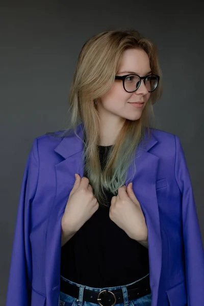 年轻女子的画像 穿着时髦的蓝色女衫 眼镜远视 灰色背景 免费复制空间 新系列基本休闲装 明亮的办公室装束 工作生活方式 — 图库照片