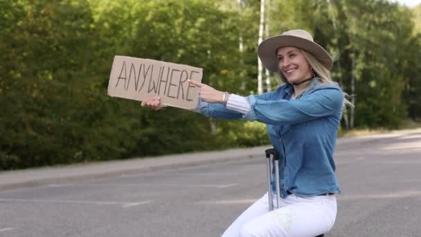 Mujer Linda Tratar Dejar Pasar Coche Con Cartel Cartón Bosque — Vídeos de Stock