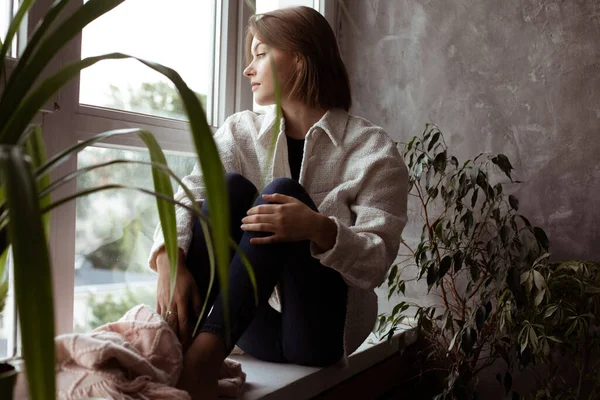 Nyugodt Figyelmes Romantikus Fiatal Kinézett Ablakon Leült Ablakpárkányra Meleg Ruhában — Stock Fotó