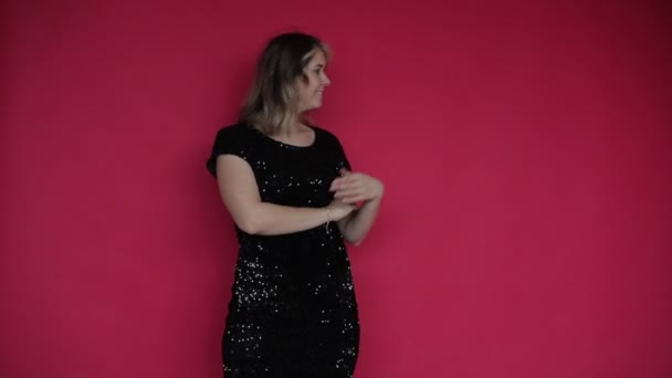 Mulher Alegre Lantejoulas Pretas Vestido Apontando Com Mãos Lados Diferentes — Vídeo de Stock