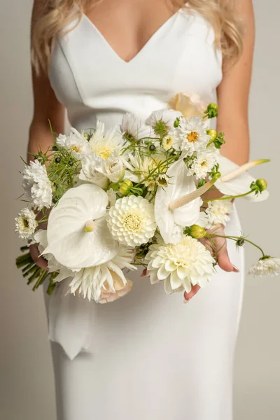 알아볼 수없는 세련되고 드레스를 화실에 꽃다발을 결혼식 결혼식 흉내내기 — 스톡 사진