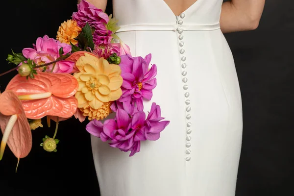 Düğmeleri Olan Beyaz Elbiseli Zarif Bir Kadının Tanınmaz Hale Gelmiş — Stok fotoğraf