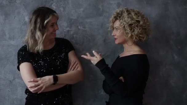 Glad Femmes Tiennent Demi Tour Discuter Activement Isolé Sur Fond — Video
