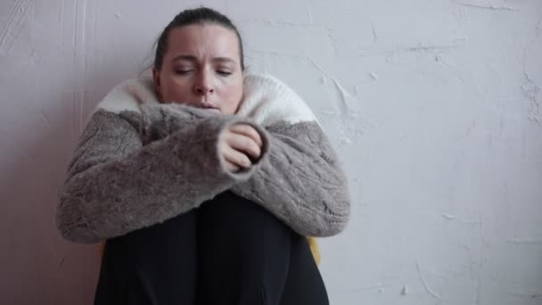 Mujer Habitación Sin Calefacción Central Sentada Cerca Pared Blanca Chica — Vídeo de stock