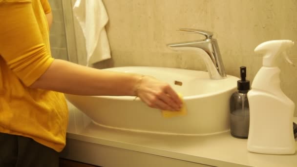 Γυναικείο Χέρι Τρίψιμο Λευκό Μοντέρνο Μπάνιο Νεροχύτη Σφουγγάρι Ζουμ Κάμερα — Αρχείο Βίντεο
