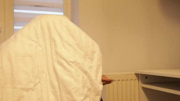 Zmrzlá Žena Sedí Chladném Pokoji Slabým Světlem Úplně Zabalená Teplé — Stock video