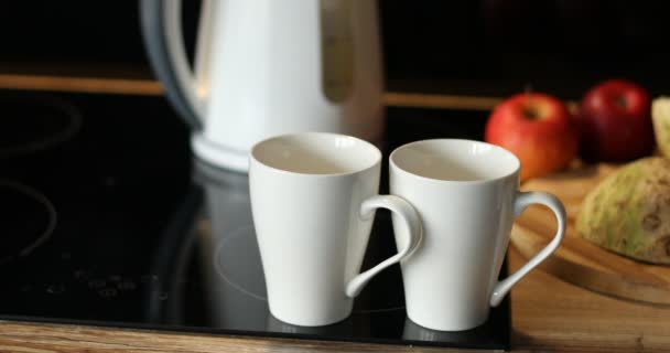 关闭视频 无法辨认的手将热水倒入两个杯子 并添加咖啡粉汤匙 早上的精神和精力 天然焙烧可溶性热饮料 高质量的4K镜头 — 图库视频影像