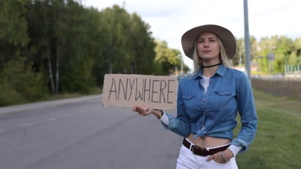 Wanita Muda Aktif Melihat Keluar Melewati Mobil Dengan Poster Kardus — Stok Video