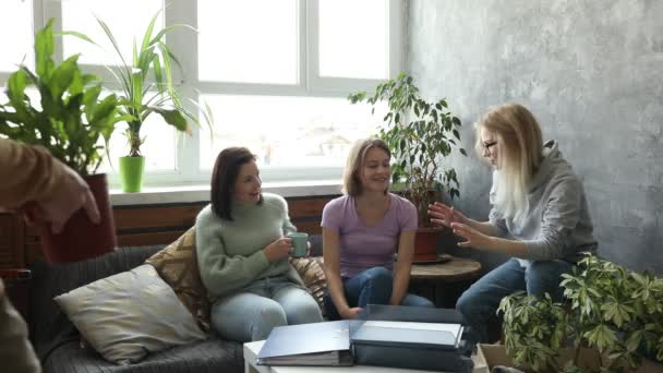 Birinci Sınıf Öğrencileri Kampüs Odasında Birlikte Oturup Neşe Içinde Sohbet — Stok video