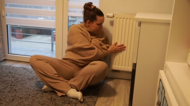 Zmrzlá Žena Sedí Chladném Pokoji Tlumeným Světlem Podlaze Zabalte Tělo — Stock video
