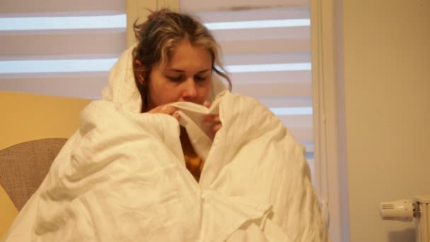 Hasta Kadın Sıcak Beyaz Battaniyeye Sarılıp Burnunu Mendile Sümküren Loş — Stok video