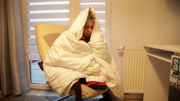 Femeia Bolnavă Cameră Lumină Slabă Înfășoară Pătură Albă Caldă Strănut — Videoclip de stoc
