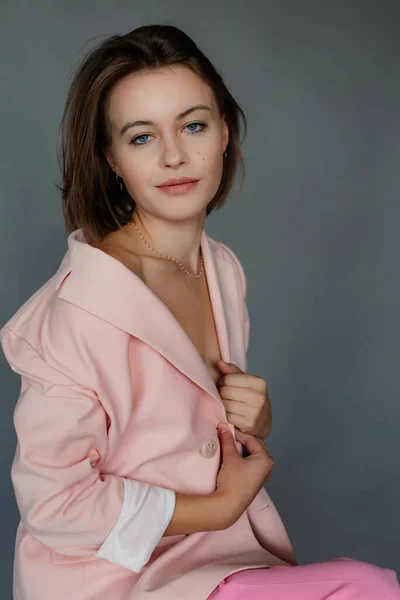Retrato Una Joven Mujer Ojos Azules Sexy Confiada Con Pelo —  Fotos de Stock