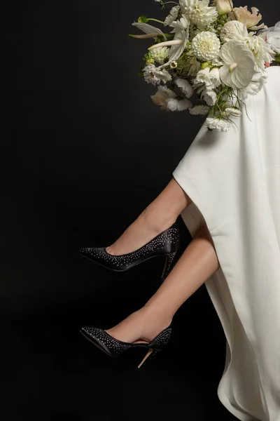 Vertical Mujer Recortada Irreconocible Sentarse Con Las Piernas Cruzadas Zapatos —  Fotos de Stock