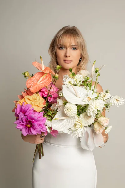 Calma Verticale Affascinante Donna Bionda Sposa Abito Bianco Con Bouquet — Foto Stock