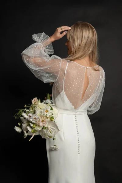 Κάθετη Πίσω Όψη Του Ξανθιά Κομψή Γυναίκα Νύφη Λευκό Φόρεμα — Φωτογραφία Αρχείου