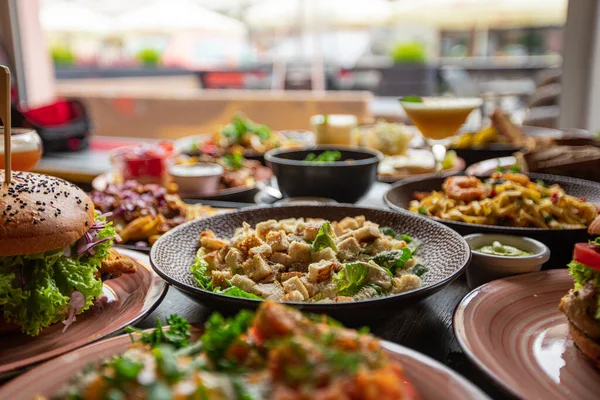 Makanan Ringan Dan Lezat Atas Meja Kayu Restoran Atau Kafe — Stok Foto