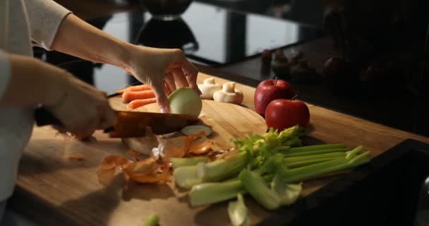 Przycięte Ręce Kobiety Umiejętnie Siekają Świeżą Cebulę Drewnianym Kąciku Kuchennym — Wideo stockowe
