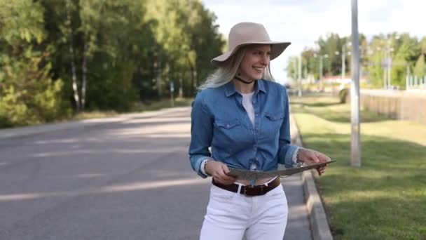 Glada Kvinna Glatt Vänta Passerar Bilen Med Resväska Och Kartong — Stockvideo
