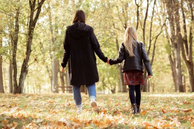 Sonbaharda orman parkındaki ağaçların arasında düşen sarı yapraklar üzerinde yürüyen, el ele tutuşan, rahatlatan anne ve genç kızın aile geçmişine bakıyorum. İlişki, çocukluk, annelik..