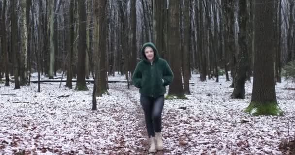 Щаслива Жінка Середнього Віку Зимовому Лісі Йдіть Камери Мокрій Сніговій — стокове відео