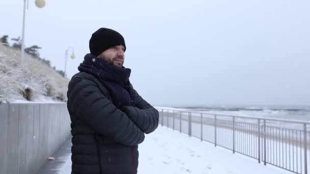 Mature Man Warm Clothes Hat Waiting Girlfriend Cold Snowy Seafront — Stock video