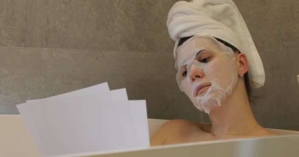 Happy Woman Moisturizing Sheet Mask Face Lie Bath Read Skincare — Αρχείο Βίντεο
