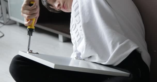 Unrecognizable Teenage Boy Wearing White Sweatshirt Black Trousers Sitting Floor — 图库视频影像