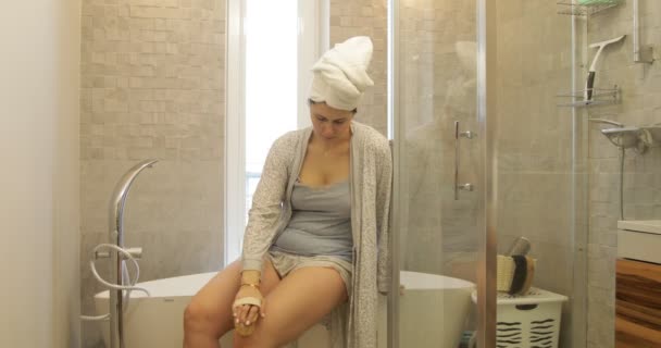 Woman Sit Bath Bathrobe Head Towel Massaging Clean Body Brush — Videoclip de stoc