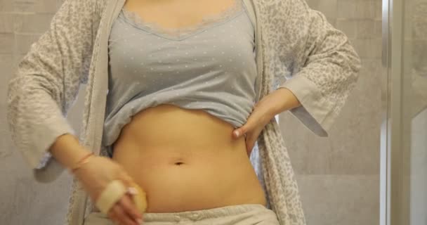 Video Unrecognizable Naked Woman Abdomen Belly Excess Fat Hands Rubbing — Vídeo de Stock
