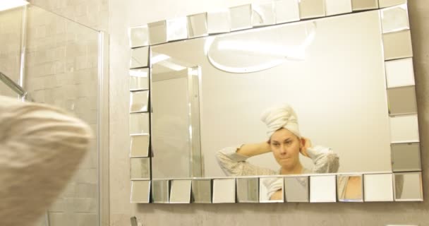 Spokojna Zrelaksowana Kobieta Ręcznikiem Głowie Patrząca Odbicie Lustra Owijająca Ręcznik — Wideo stockowe