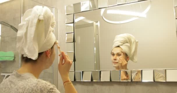 Calm Relaxed Female Bath Towel Head Self Massage Oil Roller — Αρχείο Βίντεο