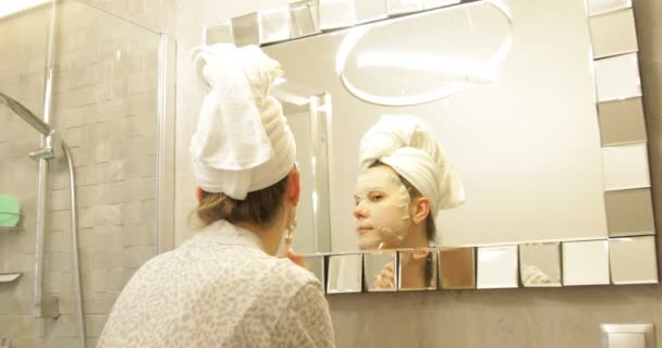 Frau Glätten Feuchtigkeitsspendende Gesichtsmaske Mit Massagerolle Pflegeregress Sorgfältige Reinigung Weibchen — Stockvideo