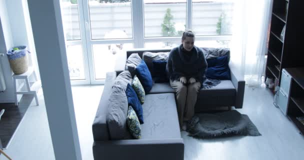 Vue Dessus Une Femme Âge Moyen Assise Sur Canapé Gris — Video