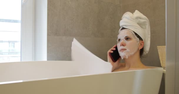 Jovem Nervosa Perturbada Sentada Banho Banheiro Com Cabelo Envolto Toalha — Vídeo de Stock