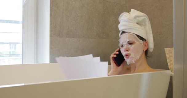 Preocupado Irritado Jovem Mulher Sentada Banho Banheiro Com Cabelo Envolto — Vídeo de Stock