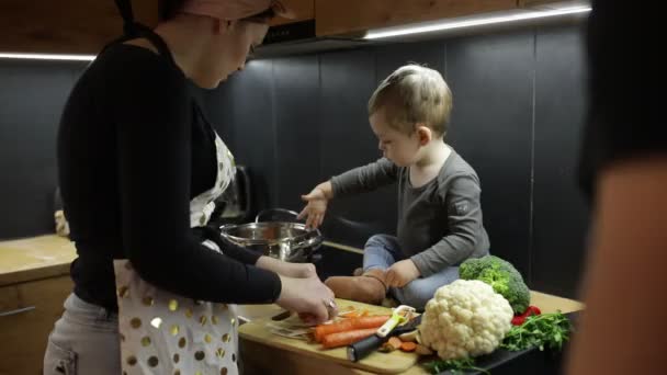 Familie Aus Junger Frau Kleinem Baby Und Mann Kocht Hause — Stockvideo