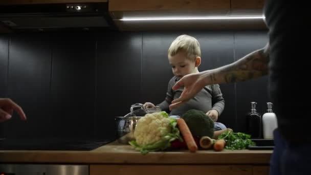 Wunderbarer Kleiner Junge Kleinkind Auf Dem Tisch Neben Frischem Gemüse — Stockvideo